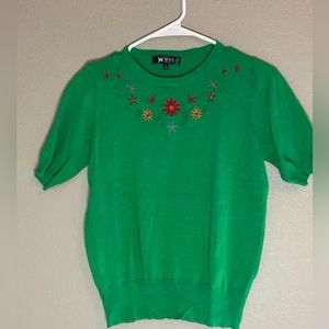 Short sleeve sweater with embroidery